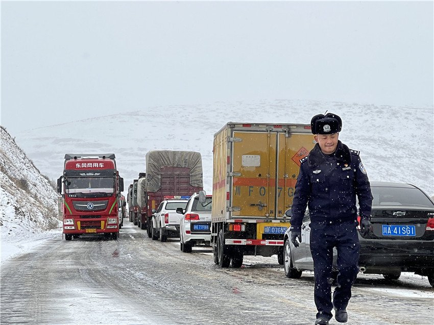 堅(jiān)守雪山路.jpg 堅(jiān)守雪山路.jpg