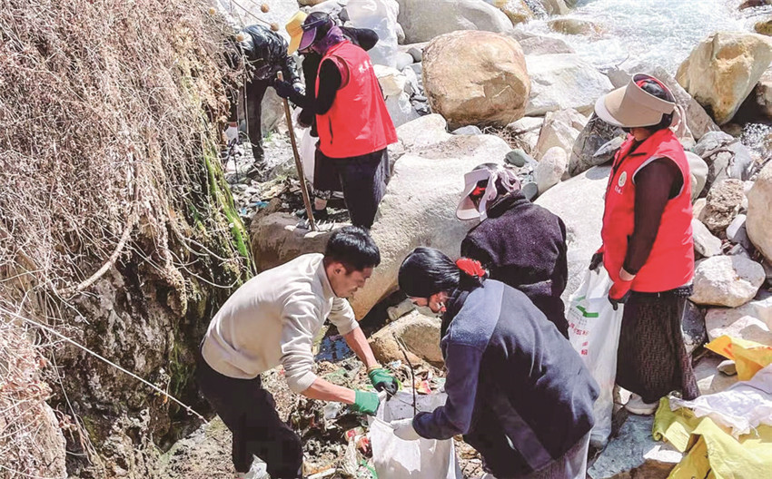 扎巴和村民.jpg 扎巴和村民.jpg