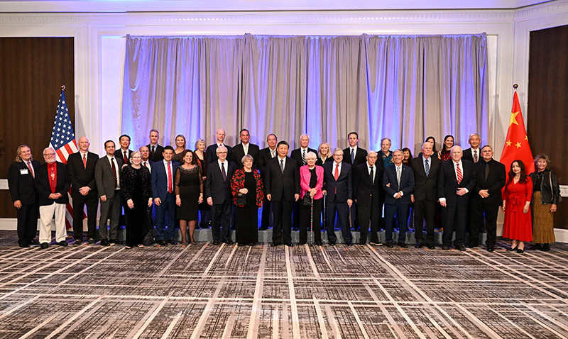 這是美國友好團(tuán)體聯(lián)合歡迎宴會(huì)開始前，習(xí)近平主席會(huì)見飛虎隊(duì)和史迪威將軍后人、鼓嶺、艾奧瓦州、華盛頓州等方面友好人士代表，同他們親切交談并合影留念。