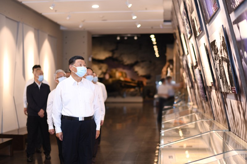 2022年8月16日至17日，中共中央總書(shū)記、國(guó)家主席、中央軍委主席習(xí)近平在遼寧考察。這是16日下午，習(xí)近平在錦州市考察遼沈戰(zhàn)役紀(jì)念館。 新華社記者 燕雁 攝