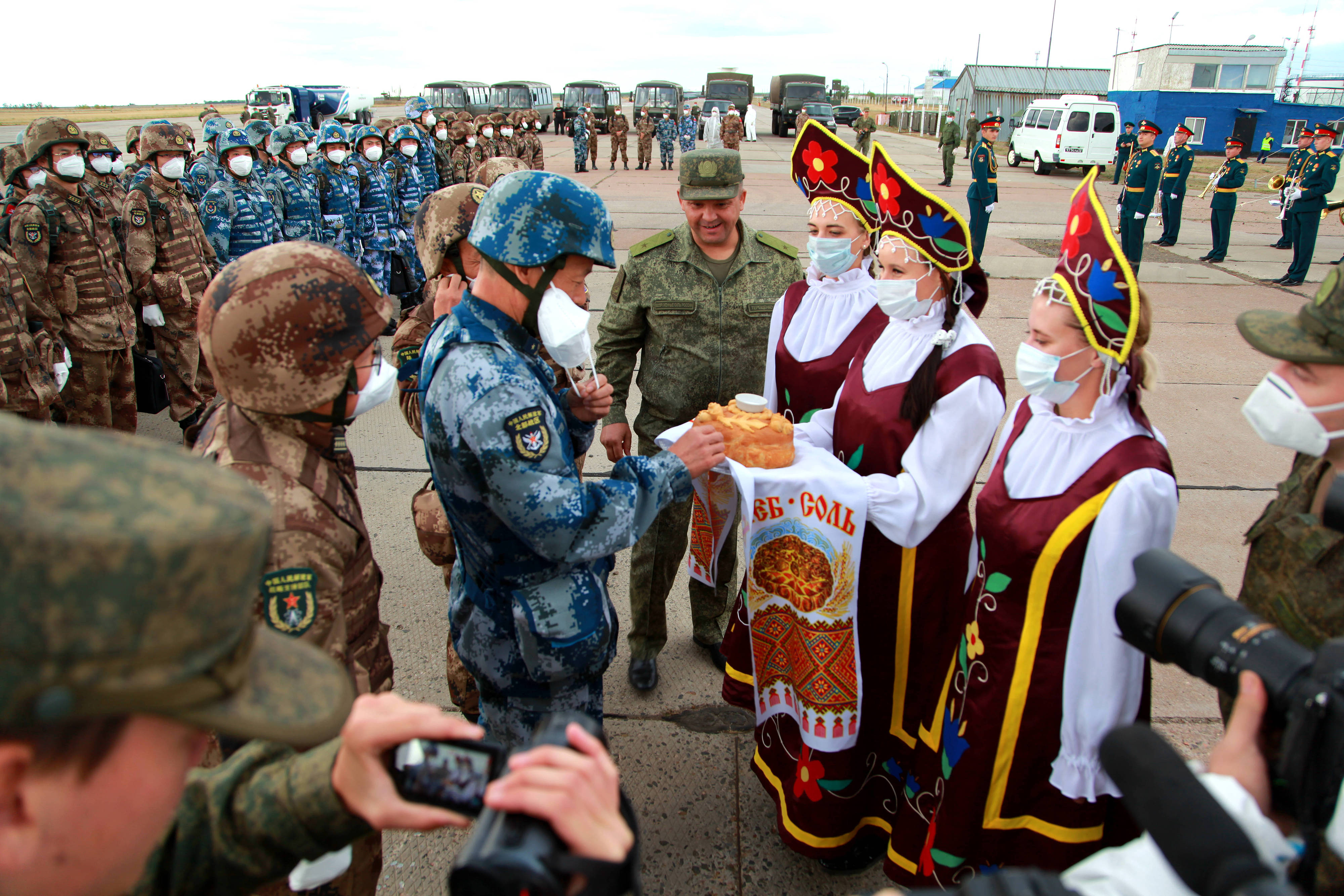 當?shù)貢r間2021年9月10日，跨境參加“和平使命-2021”上海合作組織成員國聯(lián)合反恐軍演的中方部隊導演部抵達俄羅斯奧倫堡“東古茲”靶場演習地域。圖為俄方人員為中方人員舉行歡迎儀式。