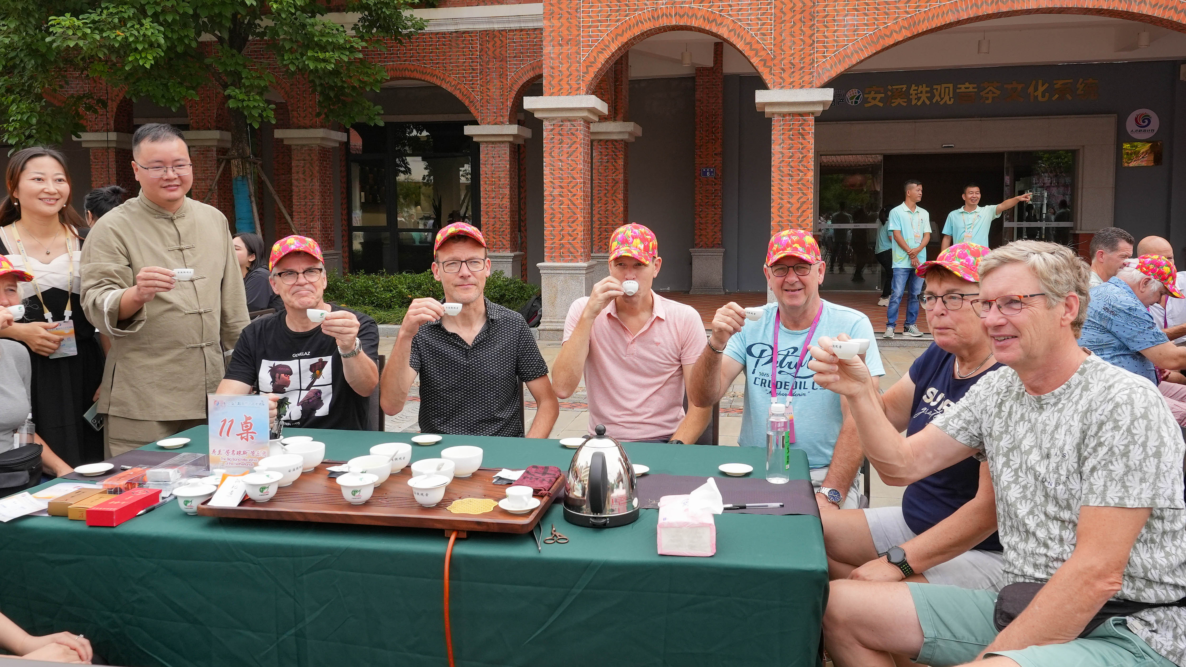 △2023年10月4日，福建泉州，外國人品中國茶。